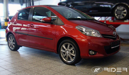 Toyota Yaris III listwy boczne