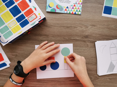 Zestaw z naklejkami geometrycznymi Apli Kids - Pojazdy