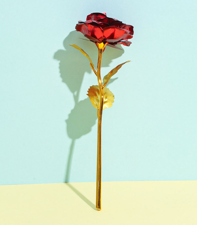 WIECZNA RÓŻA CZERWONA OZDOBNE PUDEŁKO NA PREZENT ZŁOTA ŁODYGA PODSTAWKA LOVE