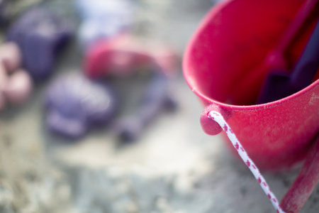 Składane wiaderko do wody i piasku Scrunch Bucket - Wiśniowy