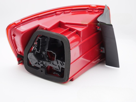 Lampa prawa tylna klosz TYC do VW Jetta 6 11-14