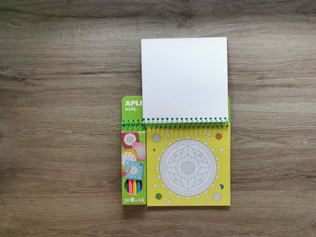 Kolorowanka z kredkami Apli Kids - Mandala