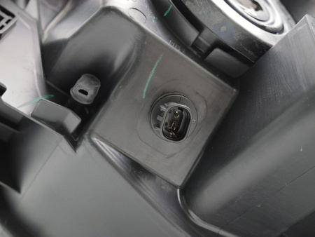 Lampa przednia prawa do Mitsubishi Pajero 10-15