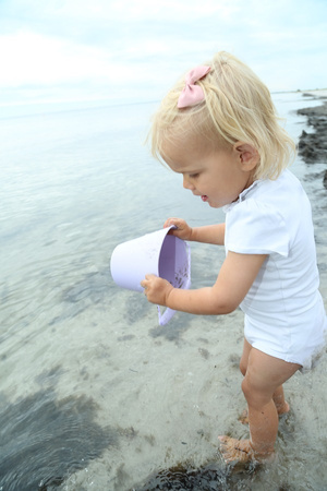 Składane wiaderko do wody i piasku Scrunch Bucket - Ciemny Szary