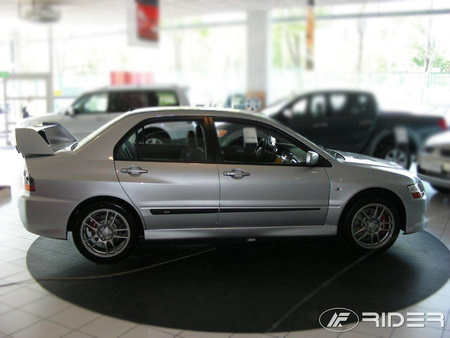 Mitsubishi Lancer Evo 9 listwy boczne