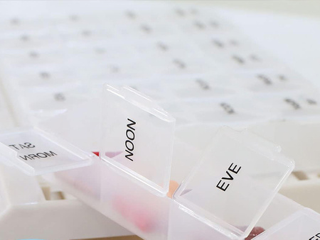 POJEMNIK KASETKA NA LEKI ORGANIZER TYGODNIOWY PLASTIKOWY BIAŁY 7 DNI TYGODNIA 4 PORY DNIA