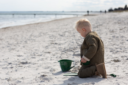 Składane wiaderko do wody i piasku Scrunch Bucket - Musztardowy