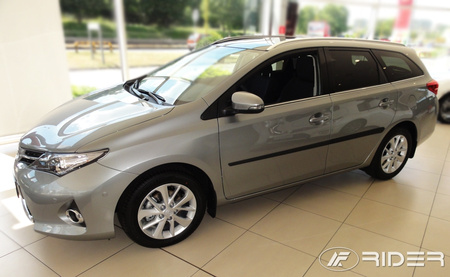 Toyota Auris Wagon listwy boczne