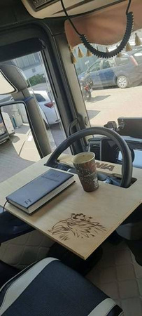 Stolik na kierownicę Mercedes Sprinter od 2020- drewniany