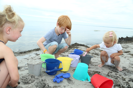 Składane wiaderko do wody i piasku Scrunch Bucket - Koralowy