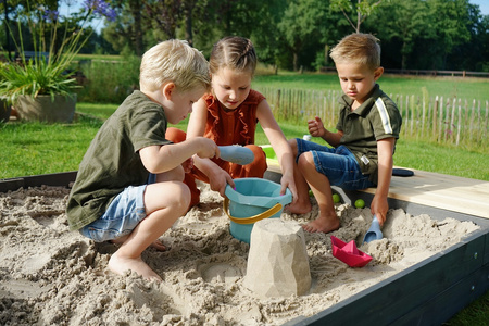 Zestaw zabawek do piasku w wiaderku Zsilt - 3 lata +