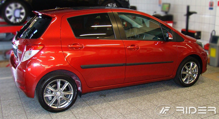 Toyota Yaris III listwy boczne