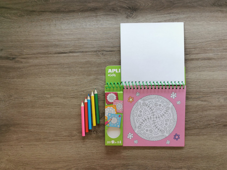 Kolorowanka z kredkami Apli Kids - Mandala
