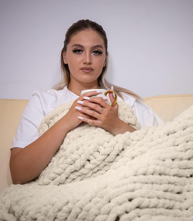KOC Z DZIANINY 130 X 160 BEŻOWY NARZUTA SZENILOWA PLECIONA MIĘKKA GRUBA DUŻA OZDOBNA ELEGANCKA NA SOFĘ ŁÓŻKO FOTEL